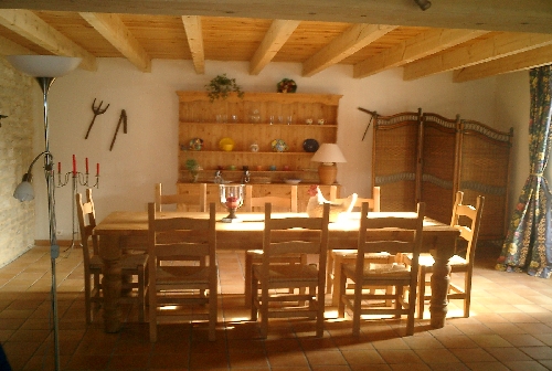 2992.Dining area in sunlight.jpg